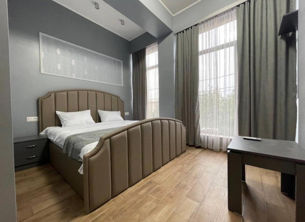 Days Hotel Jerevan Buitenkant foto
