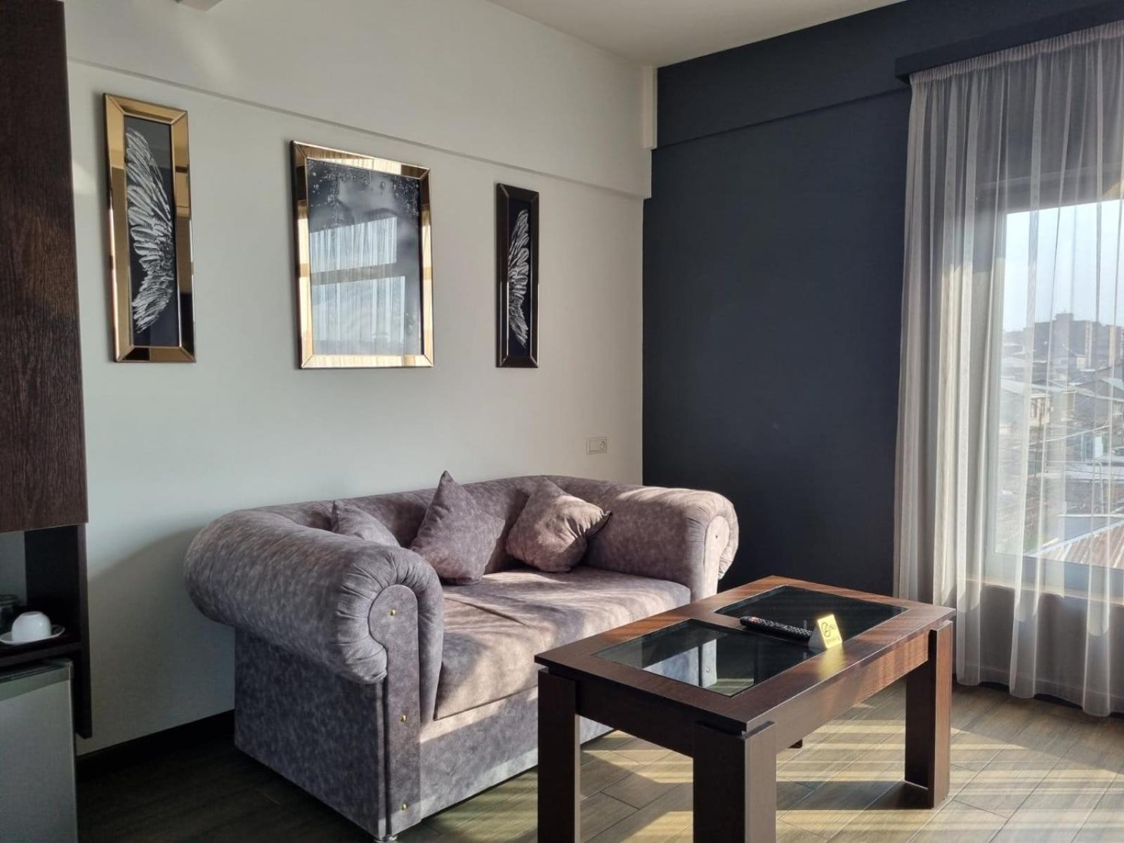 Days Hotel Jerevan Buitenkant foto