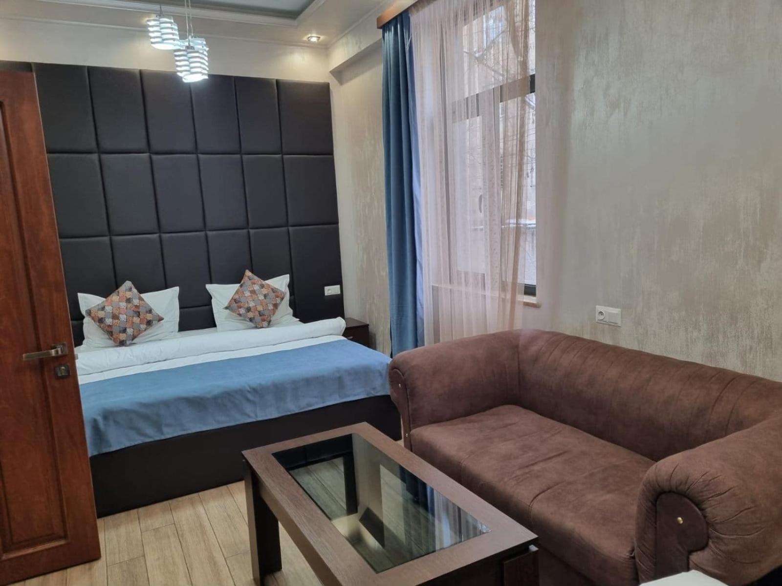 Days Hotel Jerevan Buitenkant foto
